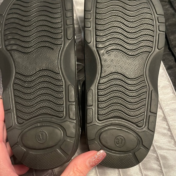 No brand crocs - Picture 2 of 2